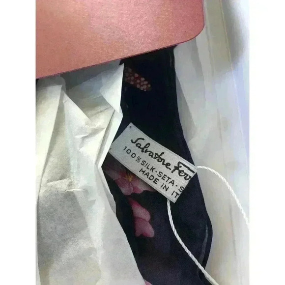 Salvatore Ferragamo Tropical Fish Scarf women 100% Silk - Picture 6 of 6